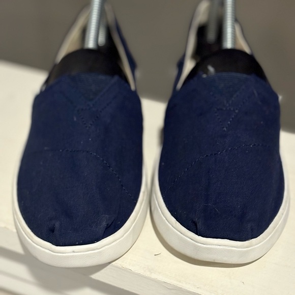 TOMS Classic Canvas Shoes Girls Youth Size 5Y Navy Blue Slip On Casual Shoes - Picture 6 of 9